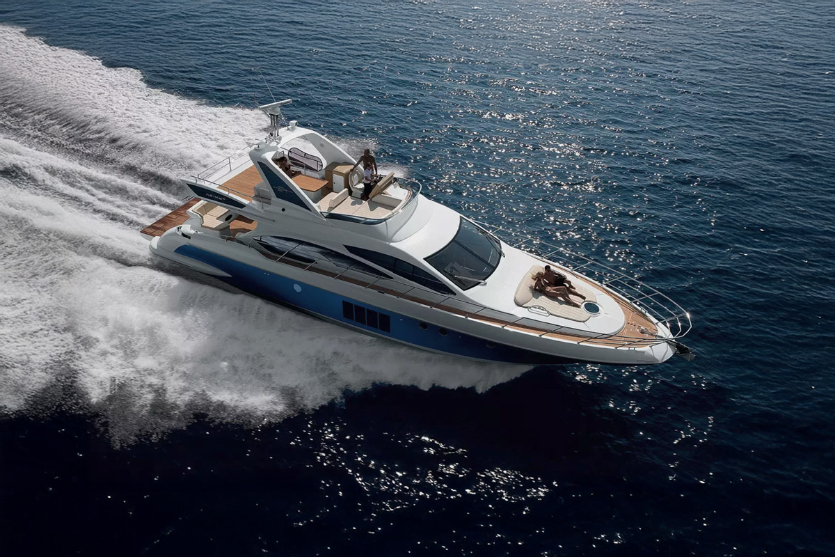 Azimut 58 Fly running aerial view