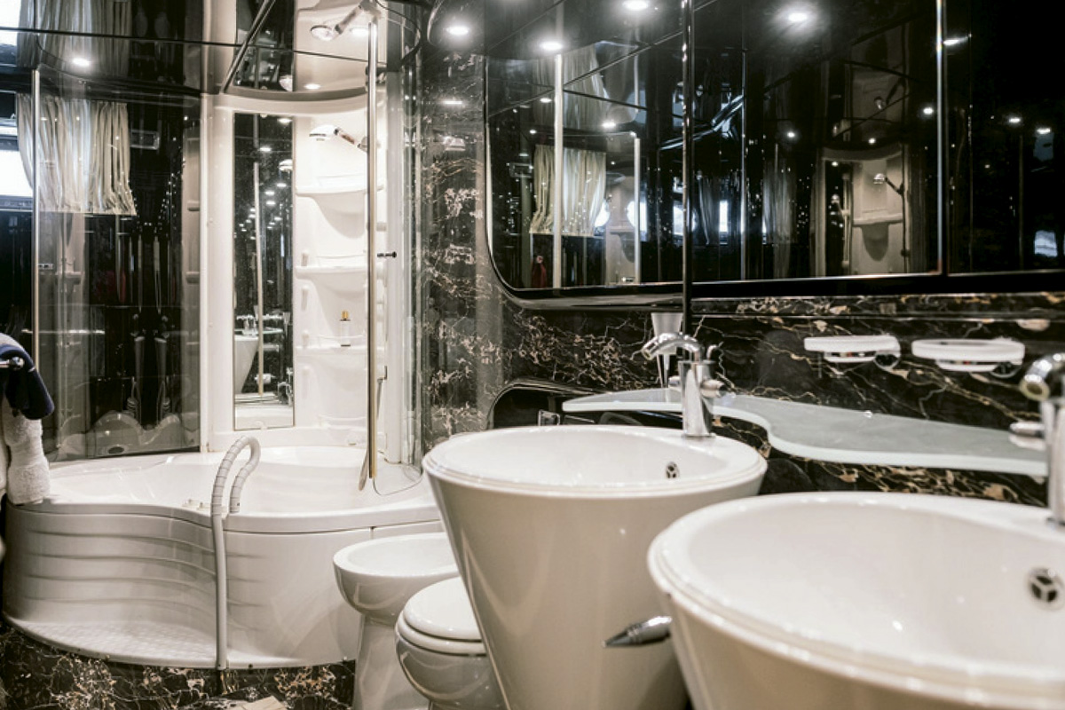 Maiora 26DP master bathroom with jacuzzi bath