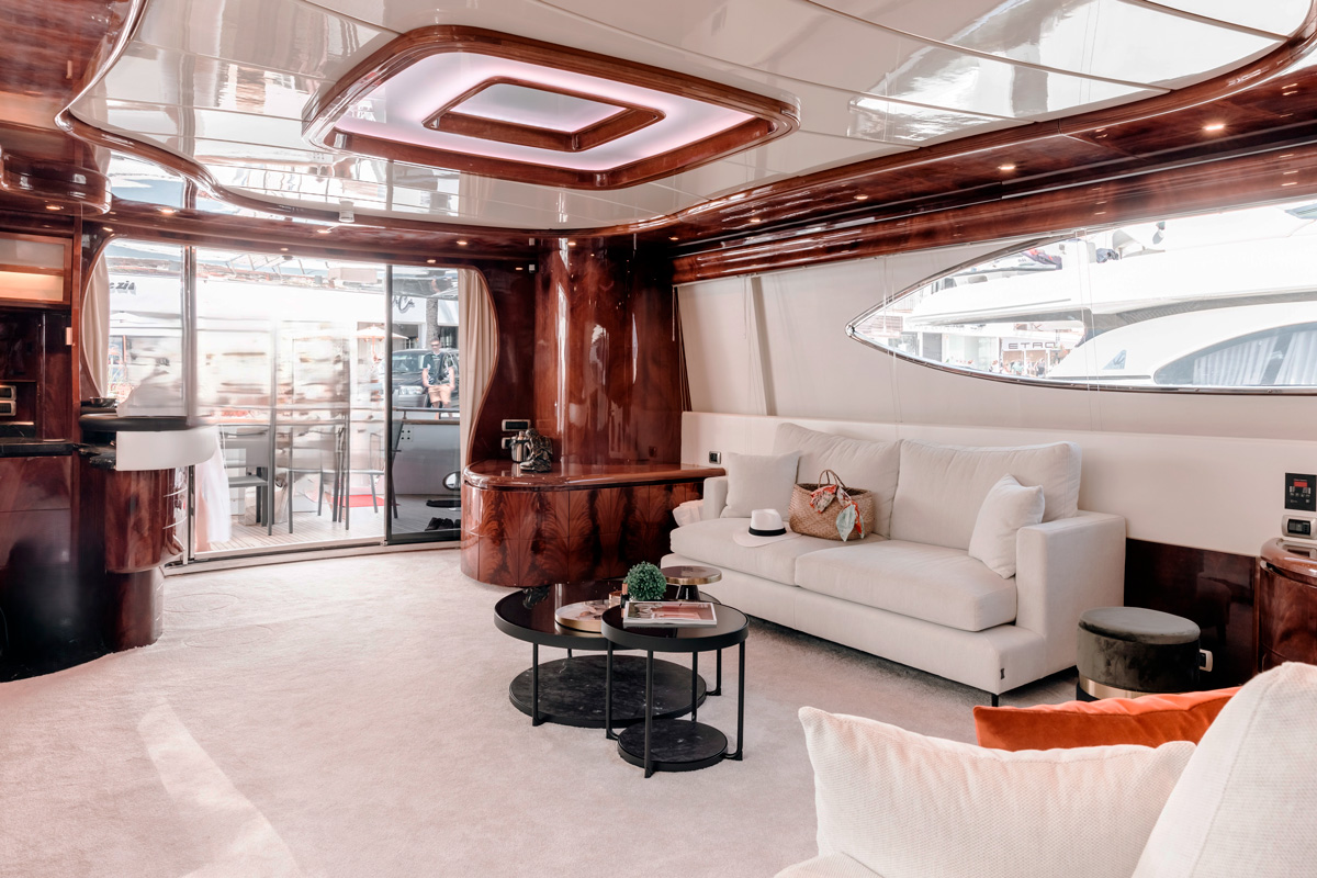 Maiora 26DP saloon seating area