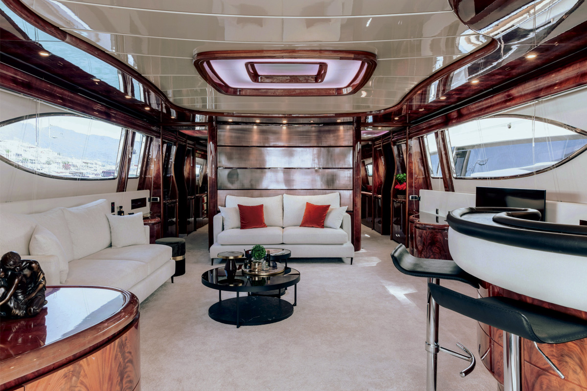 Maiora 26DP main saloon and bar