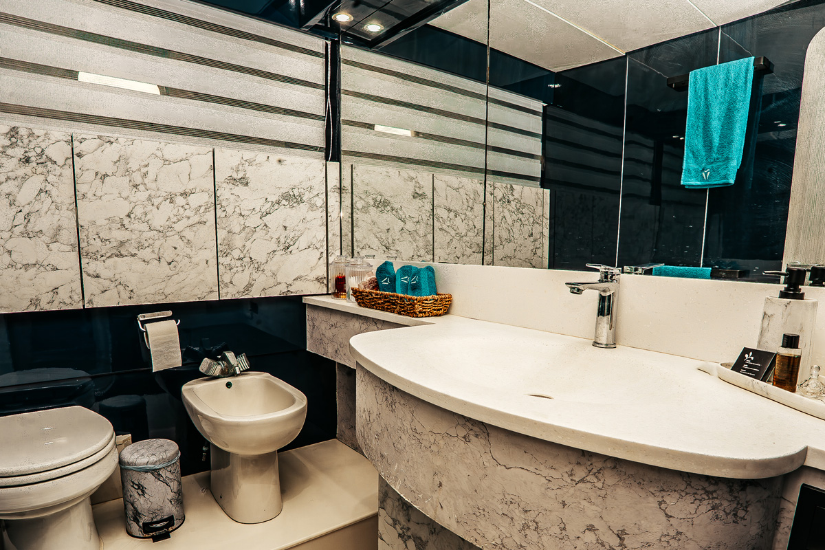 Mangusta 80 master bathroom